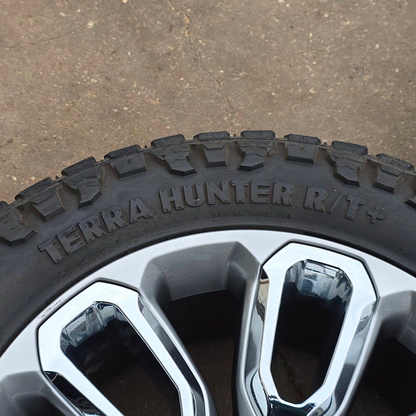 2019-2023 20" RAM 1500 SILVER W/ CHROME INSERT WHEELS AND TIRES #4480