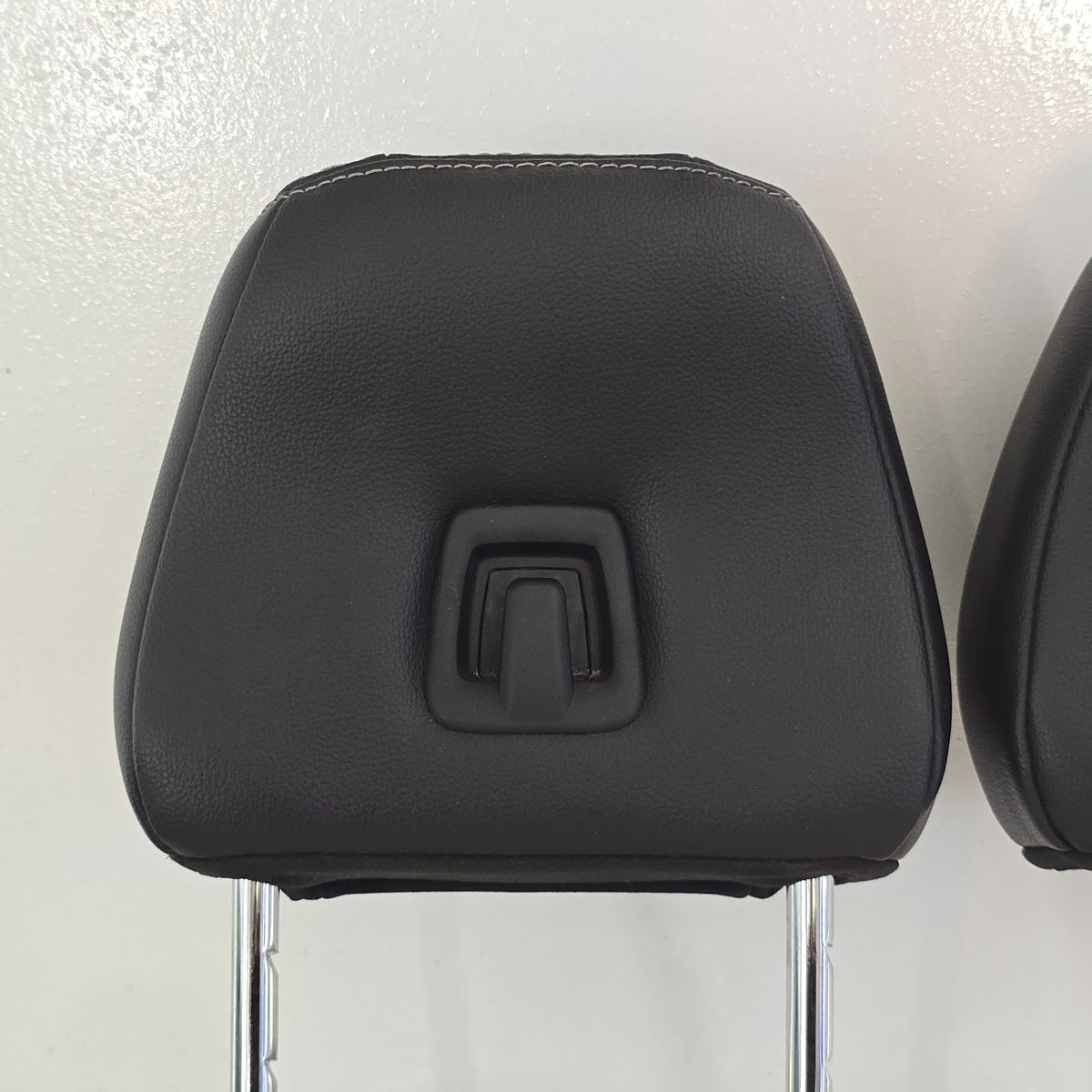2018-2023 FORD MUSTANG GT PREMIUM HEADREST BLACK LEATHER #45734