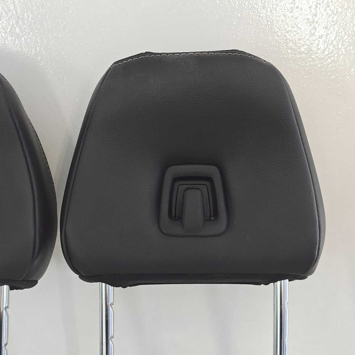 2018-2023 FORD MUSTANG GT PREMIUM HEADREST BLACK LEATHER #45735